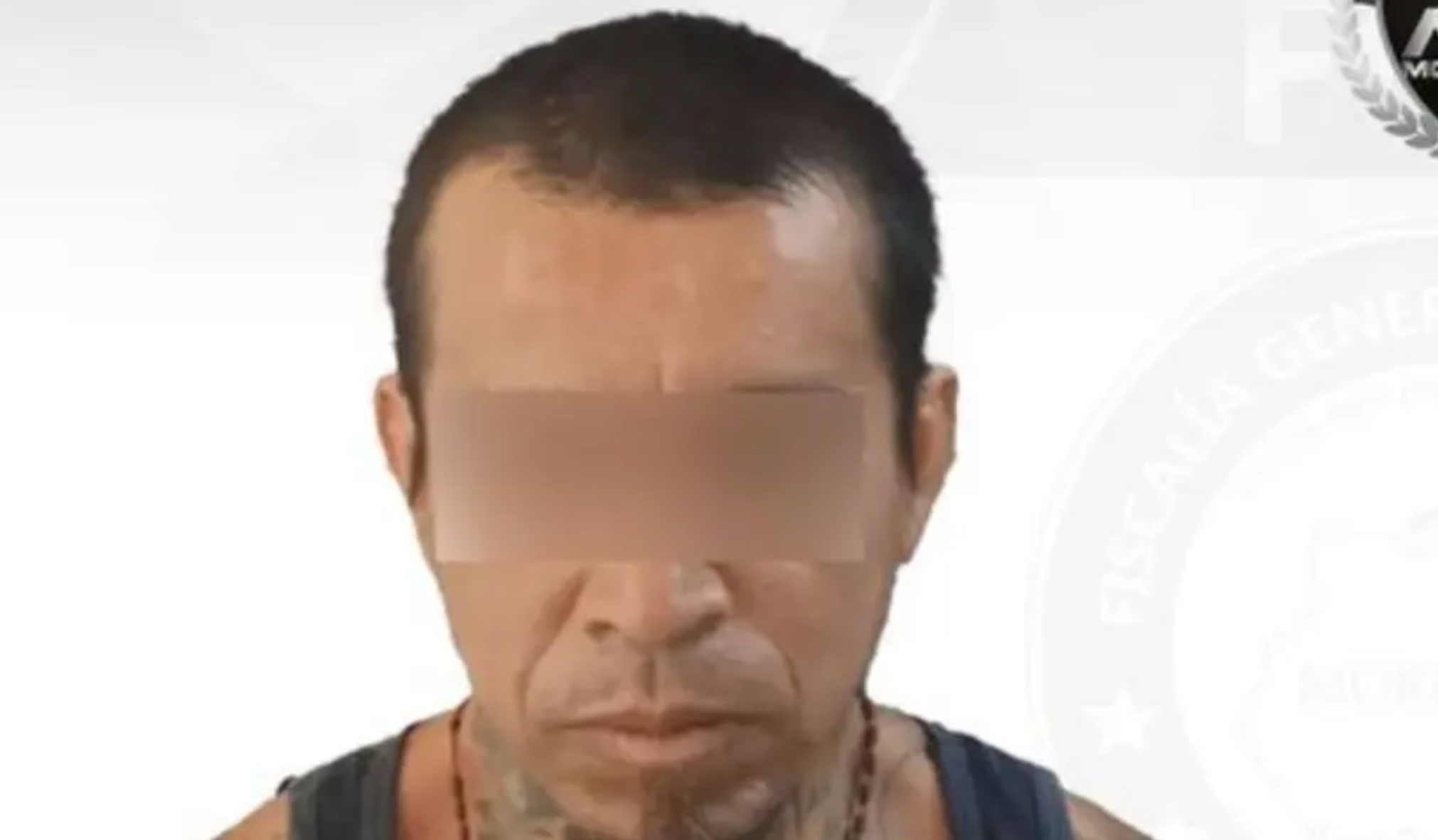 Viola a su hija adolescente tras salir de prisión por trata 